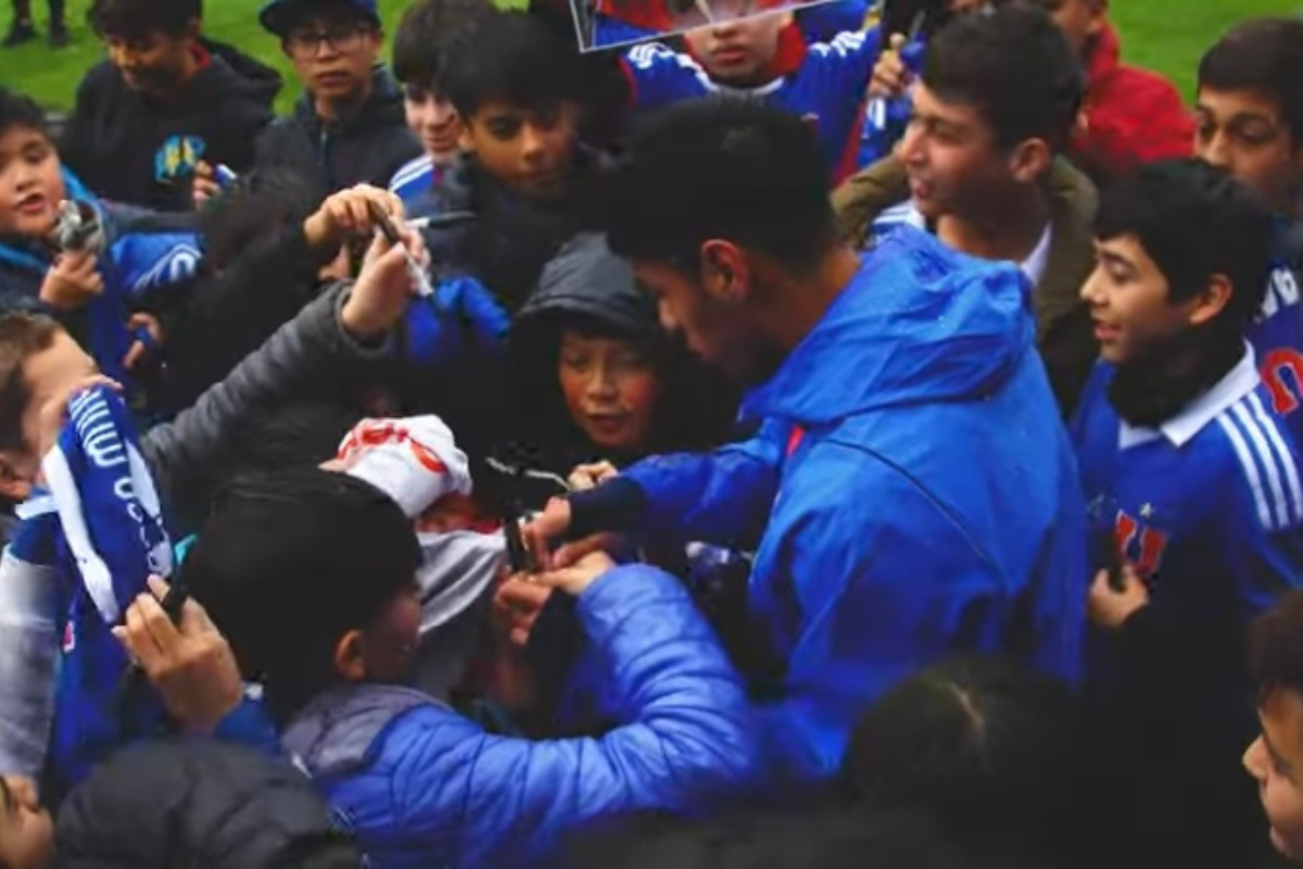 Los jugadores de la U vivieron un emotivo encuentro con menores de las escuelas de fútbol.