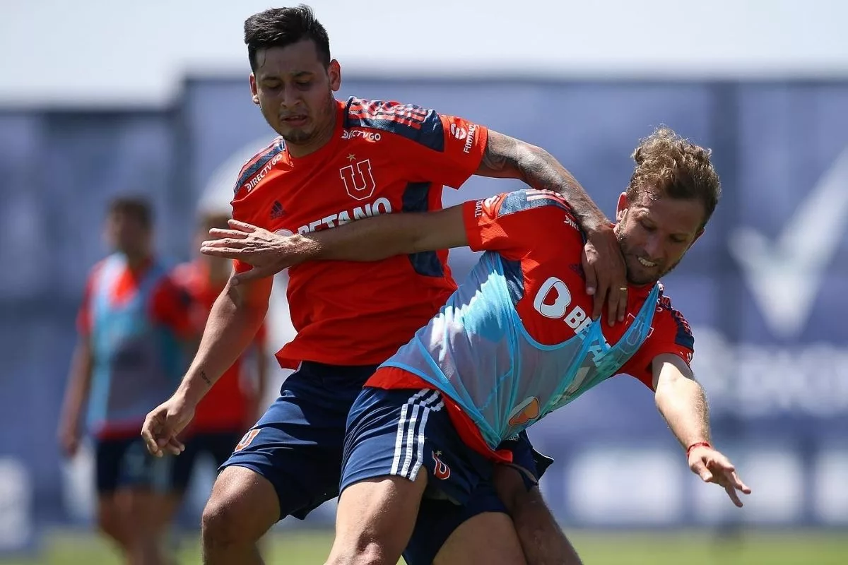 Fracaso rotundo en Chile: El decepcionante fichaje que no jugó ningún minuto por la U y que terminó utilizando la "10" de su país
