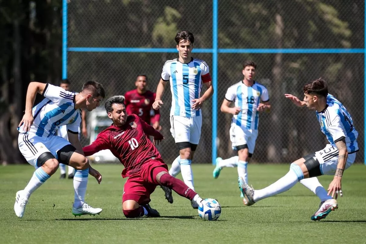 Fracaso rotundo en Chile: El decepcionante fichaje que no jugó ningún minuto por la U y que terminó utilizando la "10" de su país