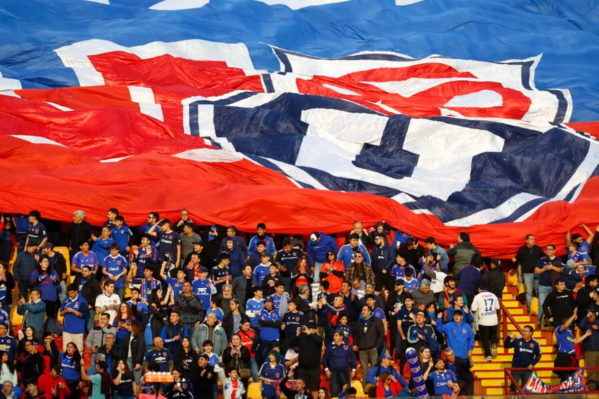 Fastidiados con Azul Azul: Molestos hinchas de la U desplegaron vistosos lienzos contra la concesionaria en Santa Laura