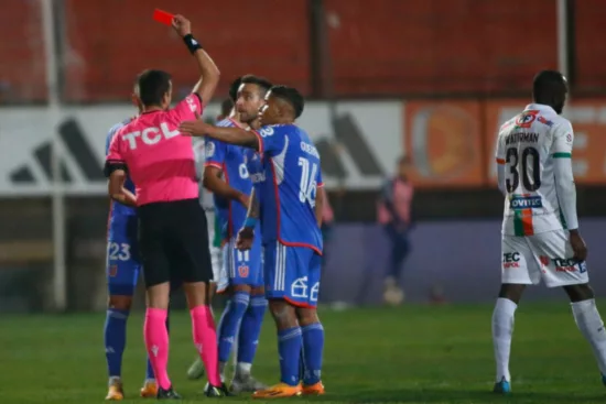 Arbitrará ante Coquimbo: El polémico juez que expulsó a tres jugadores azules y a Pellegrino en los últimos dos partidos que dirigió ante la U