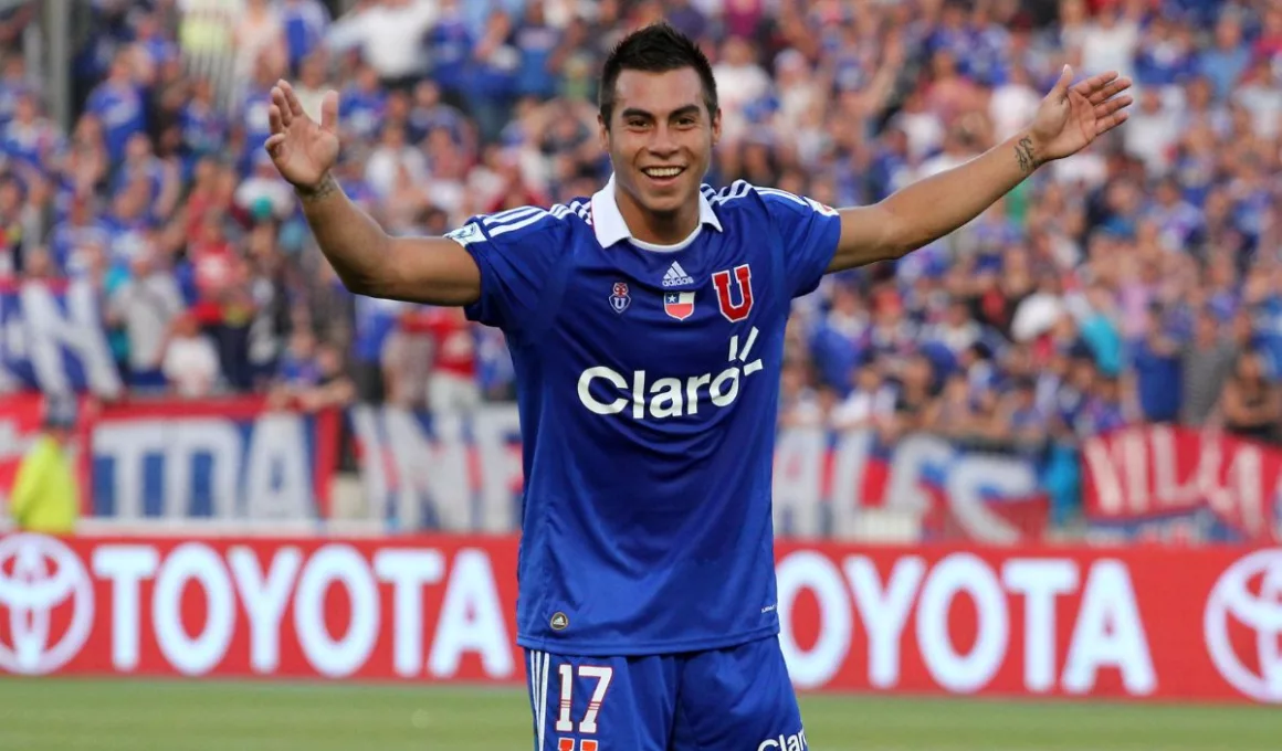 Eduardo Vargas celebrando un gol con Universidad de Chile.