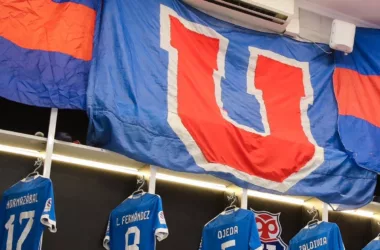 Banderas, insignias y mucho azul: Así se ve el camarín de la U en el estadio Monumental