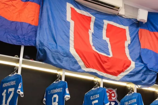 Banderas, insignias y mucho azul: Así se ve el camarín de la U en el estadio Monumental