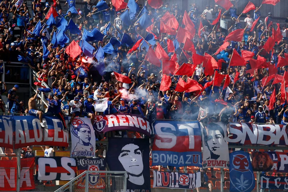 Jorge Almirón se saca la camiseta y llena de halagos a la U: "Tiene una hinchada magnífica"