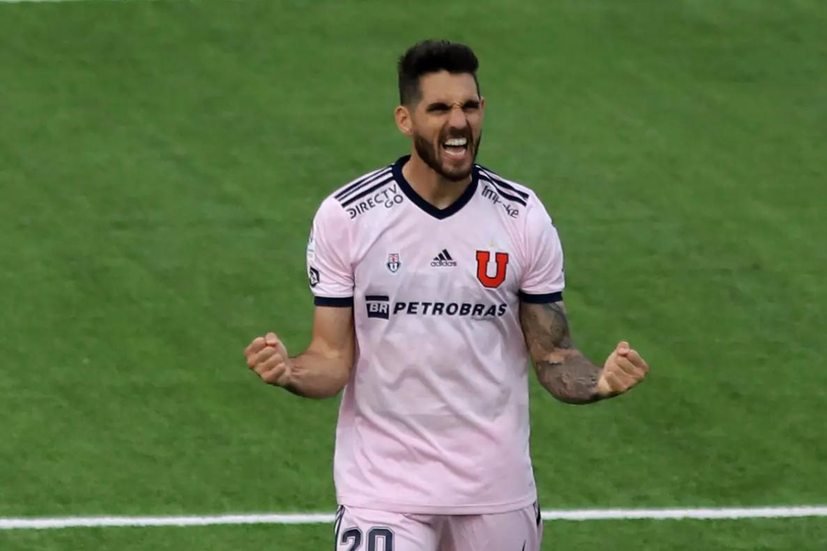 Joaquín Larrivey celebrando un gol con Universidad de Chile.