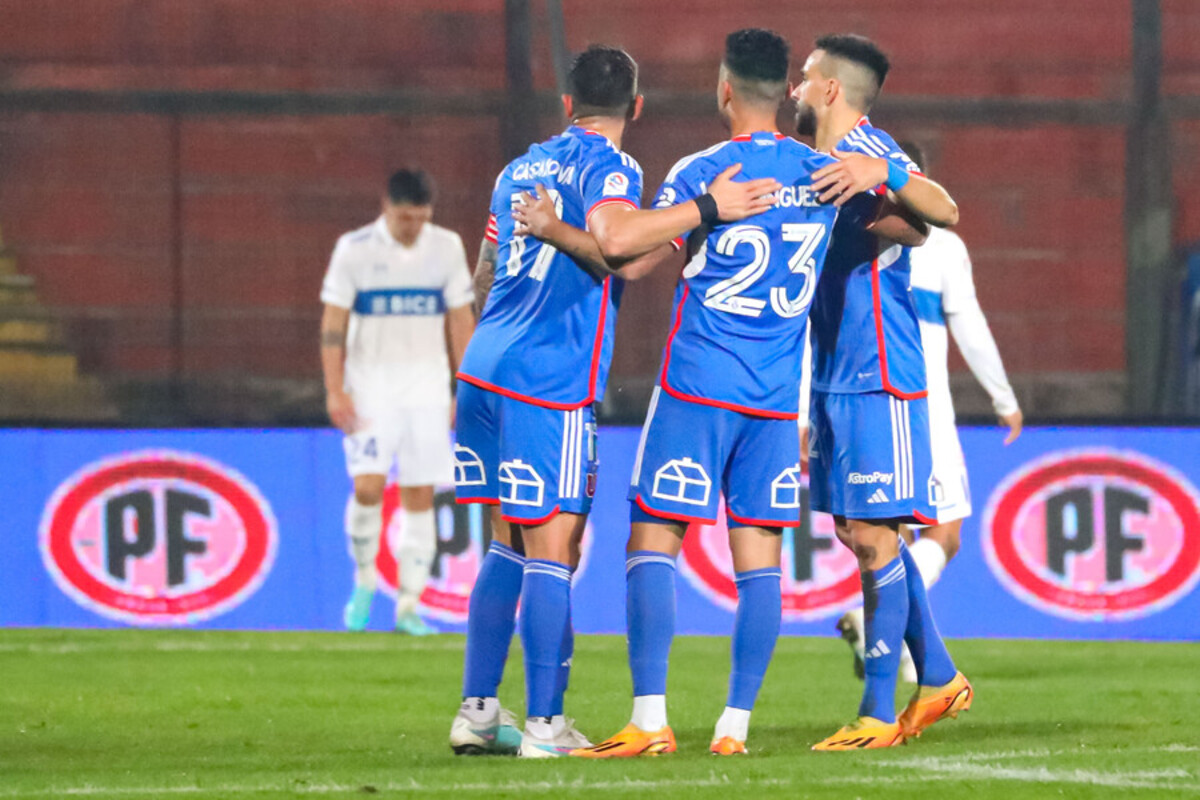 Plantel de Universidad de Chile abrazado en la cancha