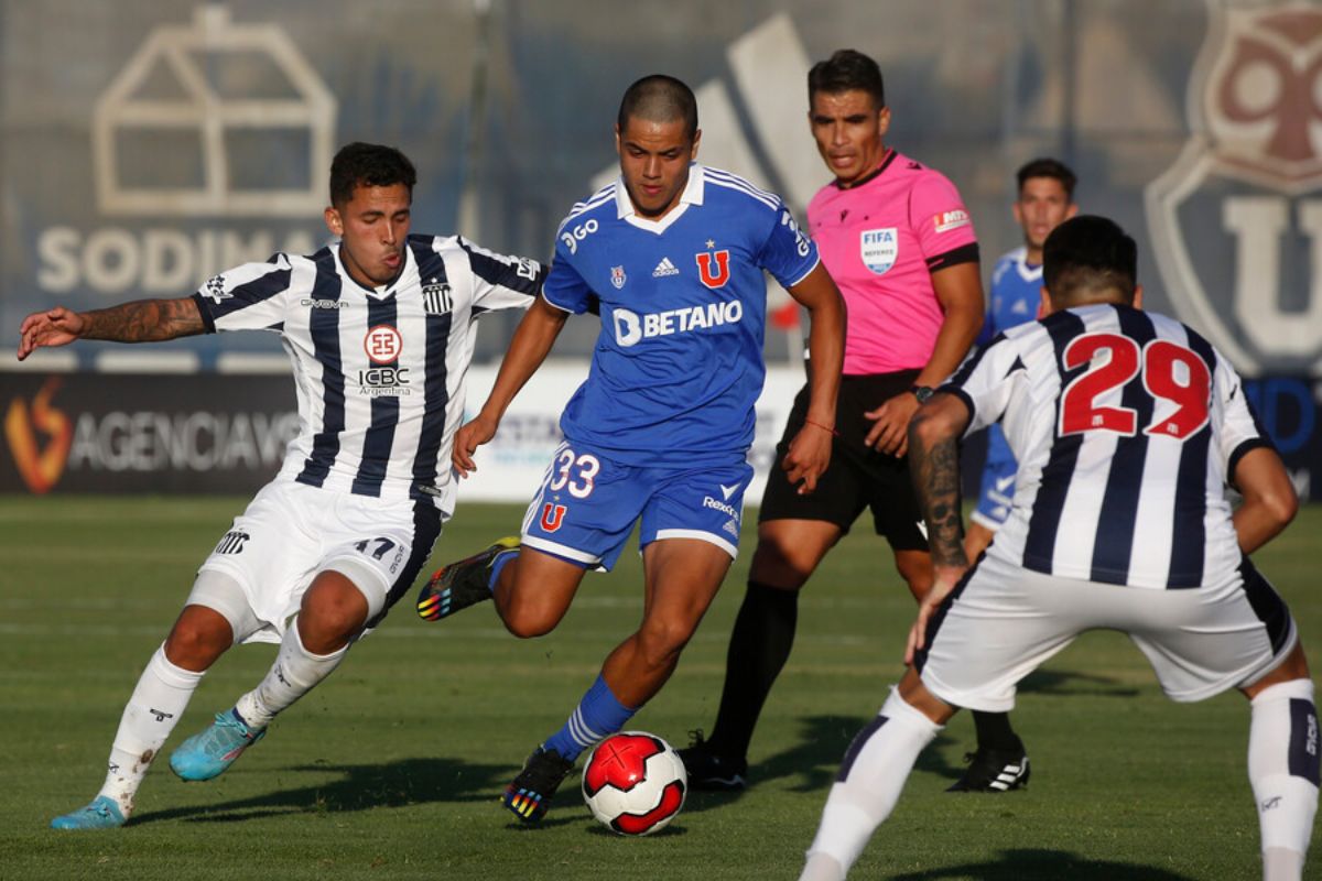 Jugó con la U en pretemporada, se fue cedido para tomar rodaje, pero casi no suma minutos en Primera B