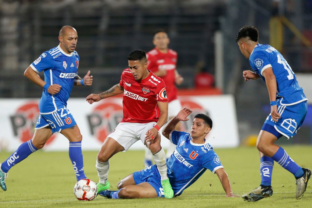 "Al equipo le empieza a sobrar...": lanzan duro cuestionamiento hacia jugador clave de Universidad de Chile