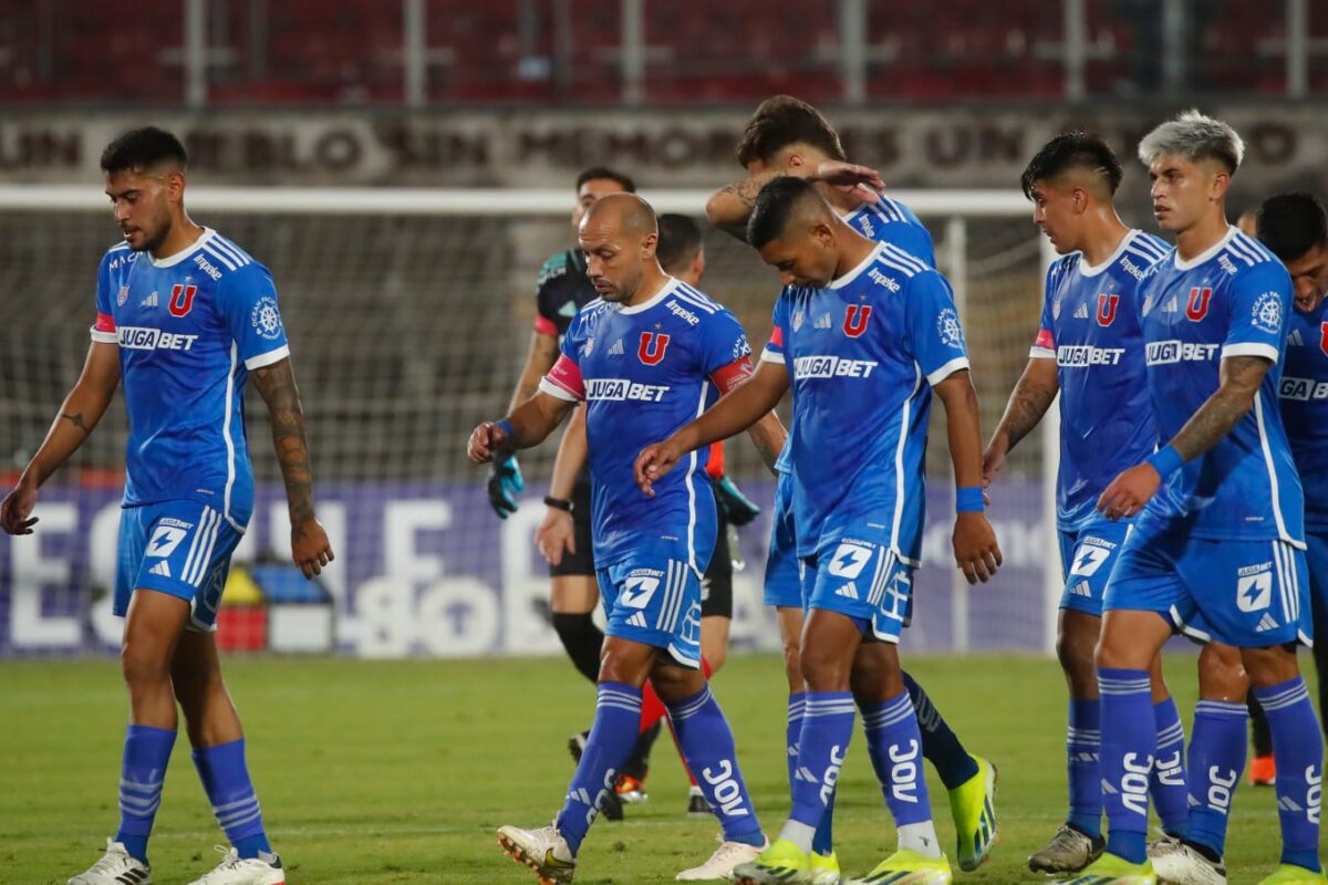 Plantel de Universidad de Chile saliendo de la cancha