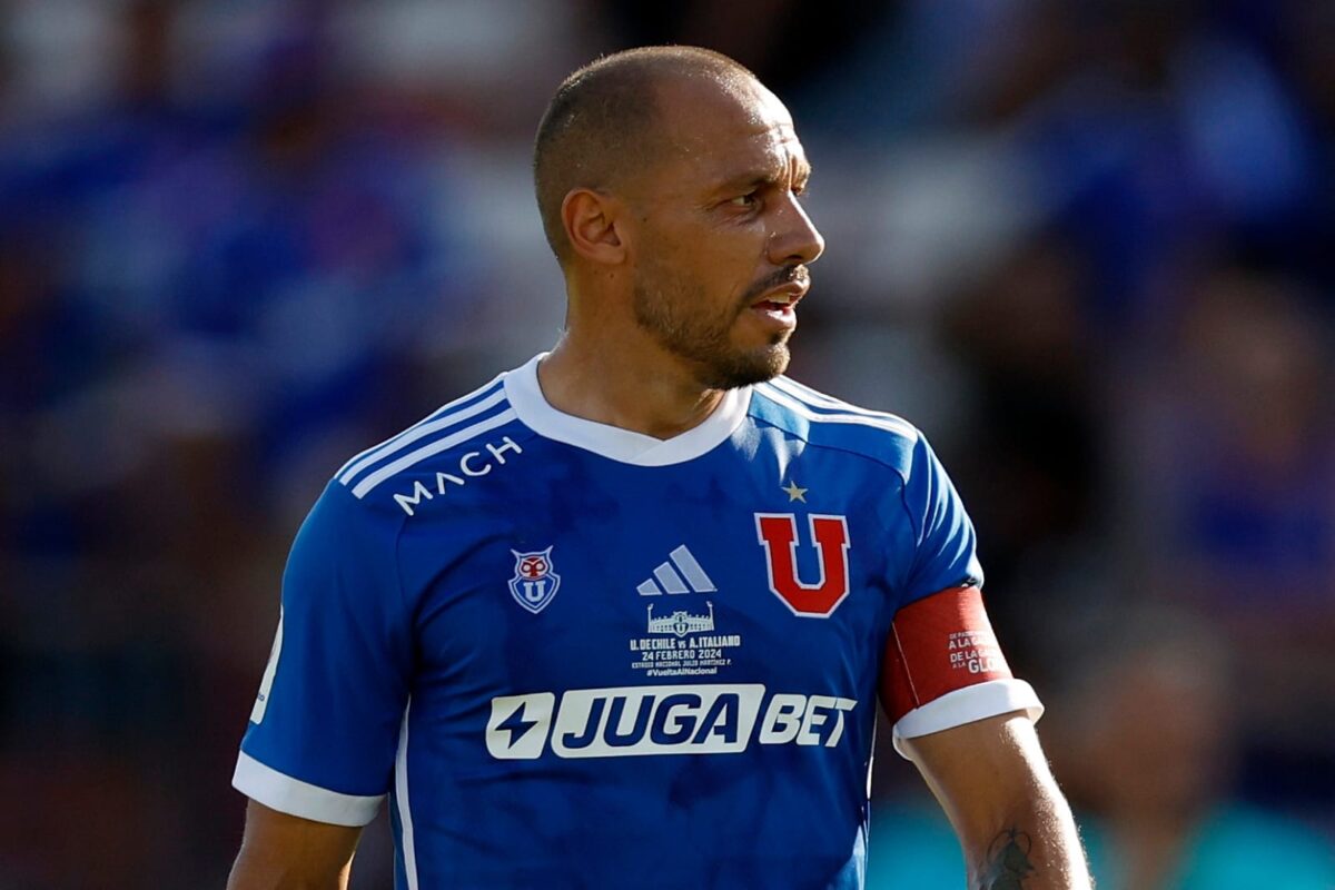 Primer plano a Marcelo Díaz con camiseta de Universidad de Chile