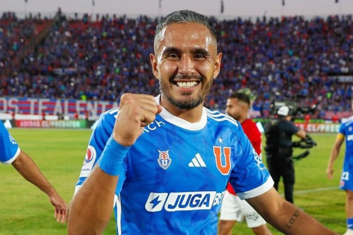 Federico Mateos con el puño en alto tras un partido de Universidad de Chile.