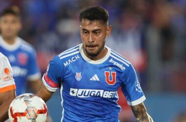 Primer plano a Emmanuel Ojeda con camiseta de Universidad de Chile.