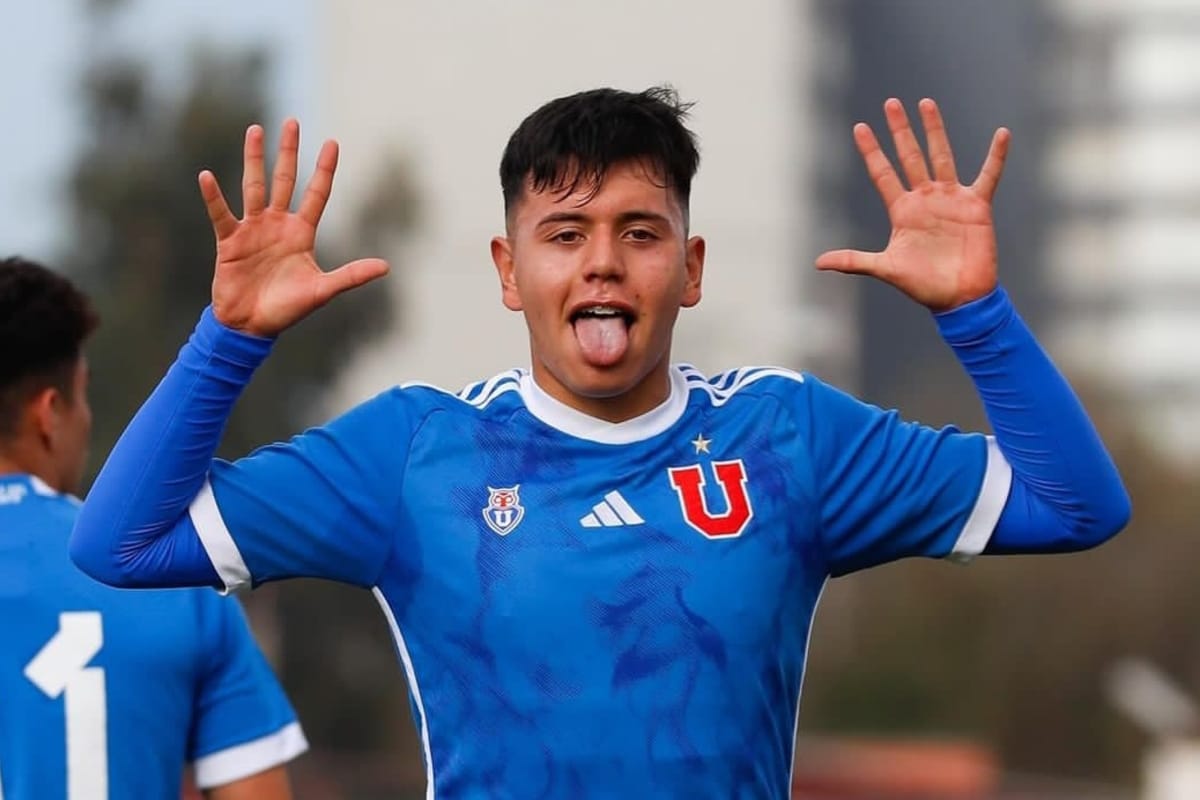 Primer plano a Ignacio Vásquez celebrando un gol con Universidad de Chile Proyección.