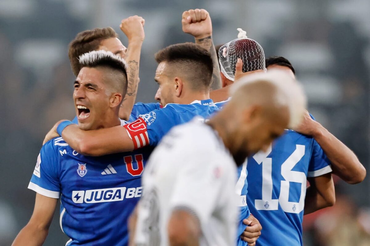 Plantel de Universidad de Chile celebrando el triunfo frente a Colo-Colo