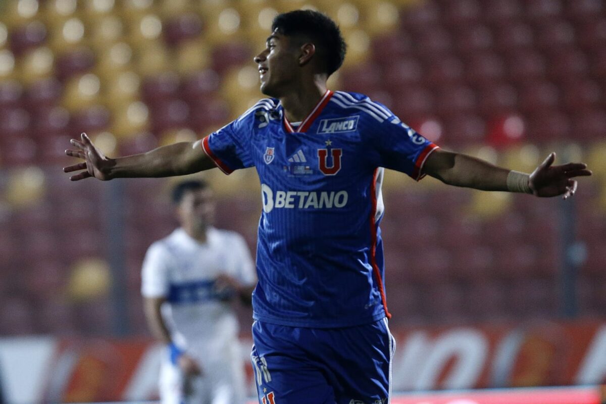 Darío Osorio celebrando un gol con Universidad de Chile.