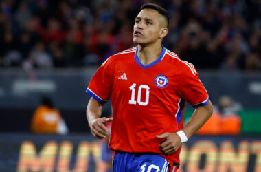 La férrea defensa de Alexis Sánchez a ex joya de la U tras el empate ante Perú: “No hay que ser…”