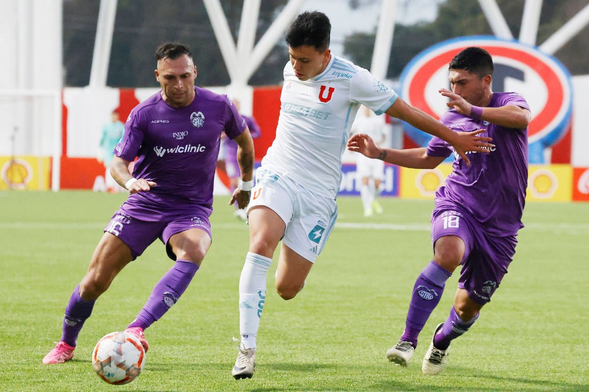 Nuevos aires en la U: Gustavo Álvarez sorprende con titularidad de jugador para partido por Copa Chile contra San Antonio Unido