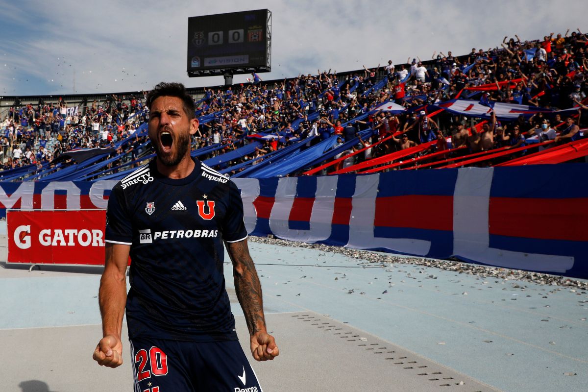 Joaquín Larrivey elogia a destacado jugador de la U: "No le pesó la camiseta cuando llegó"