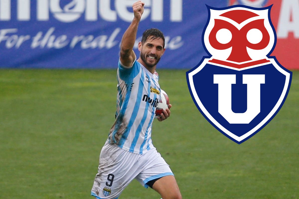 Joaquín Larrivey celebrando un gol con Magallanes junto al escudo de Universidad de Chile.