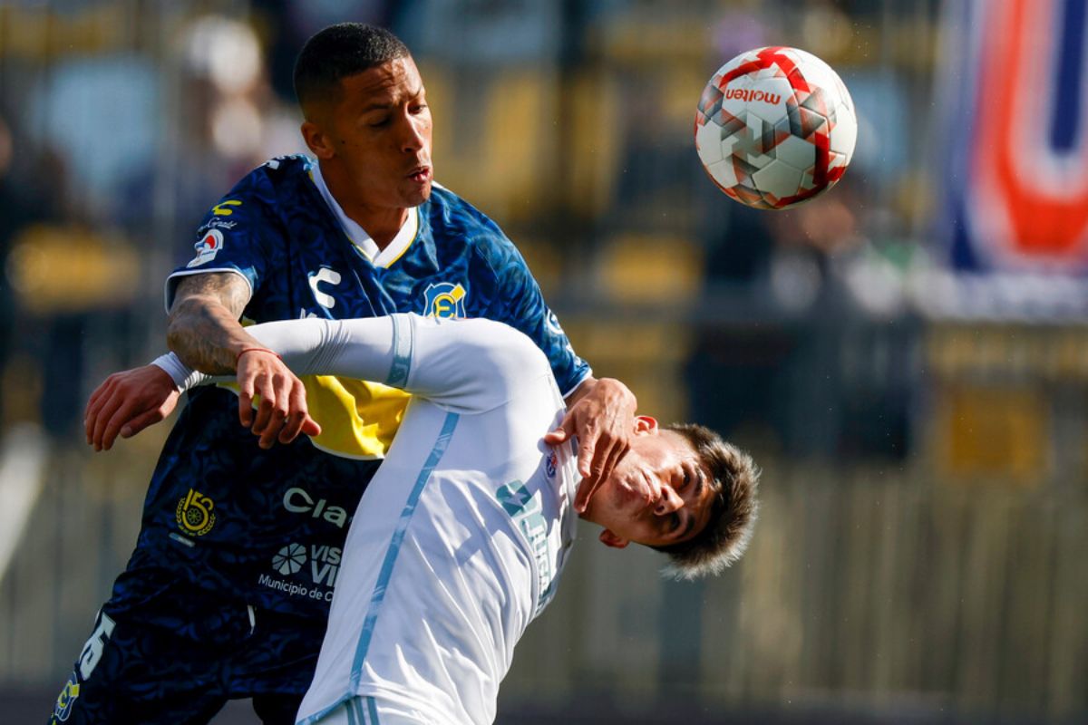 "No hace una bien": Hinchas de la U indignados con bajo rendimiento de dos jugadores en el primer tiempo