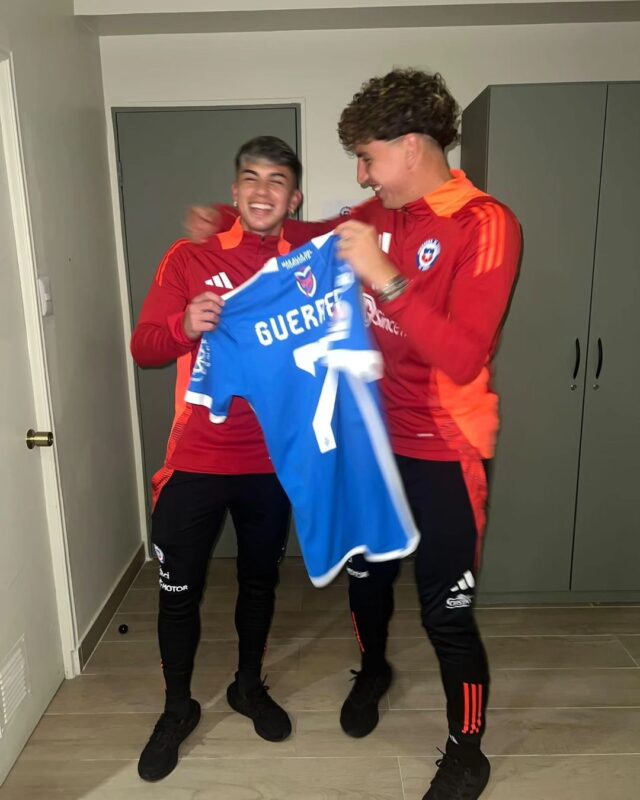 Maxi Guerrero le regaló su camiseta de la U a compañero de selección y este explotó de felicidad: "Mi club del corazón"