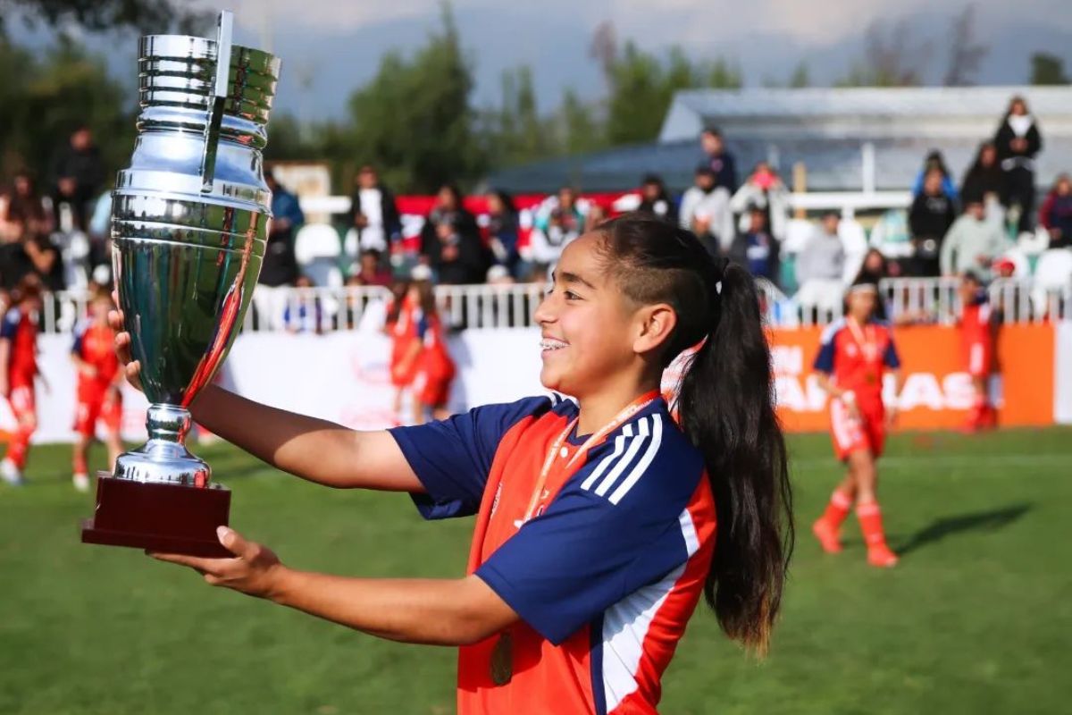 Nació en la zona austral de Chile, fue campeona con la U Sub 16 y municipio la condecoró por sus méritos deportivos