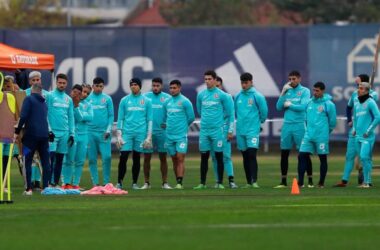 Plantel de Universidad de Chile durante un entrenamiento en el Centro Deportivo Azul.