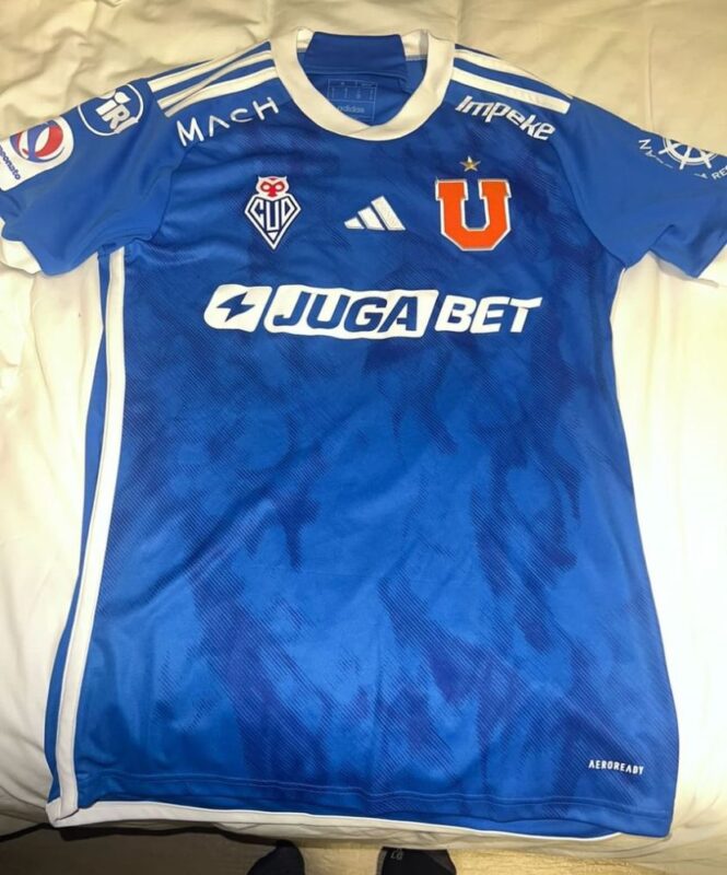 Maxi Guerrero le regaló su camiseta de la U a compañero de selección y este explotó de felicidad: "Mi club del corazón"