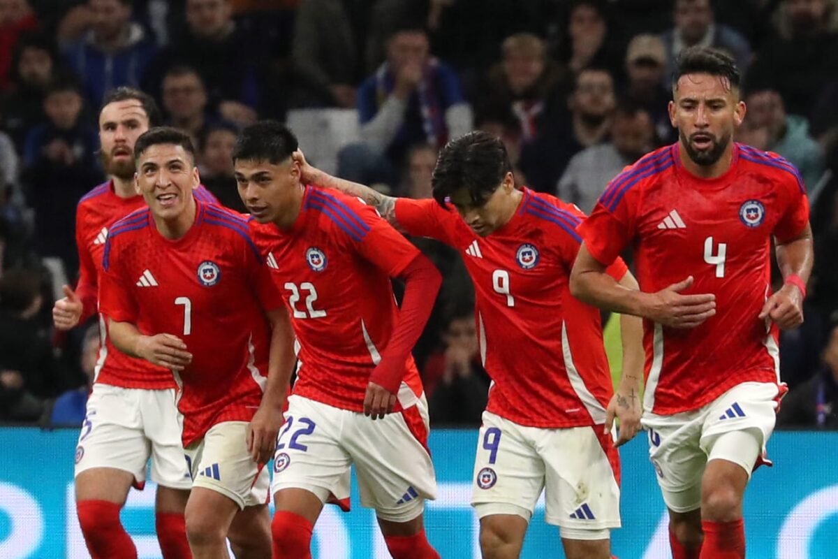 Selección Chilena celebrando un gol de Darío Osorio.