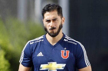 Johnny Herrera con la camiseta de Universidad de Chile.