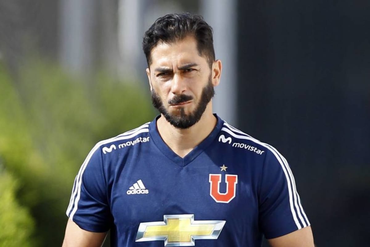 Johnny Herrera con la camiseta de Universidad de Chile.