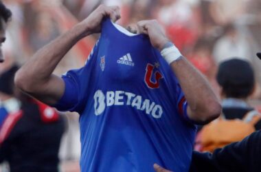 Jugador de Universidad de Chile sacándose la camiseta
