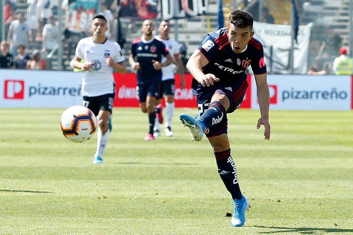 [VIDEO] Exjugador de la U se luce en un gigante de Sudamérica con golazo de 30 metros