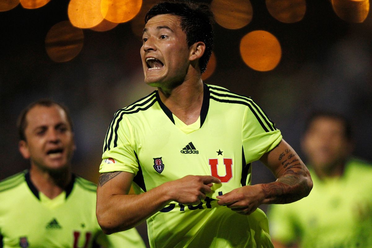 Charles Aránguiz con camiseta vista.