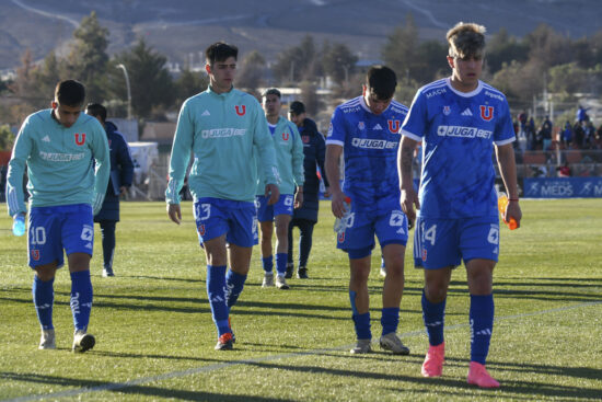 Jugadores de Universidad de Chile saliendo de la cancha cabizbajos.