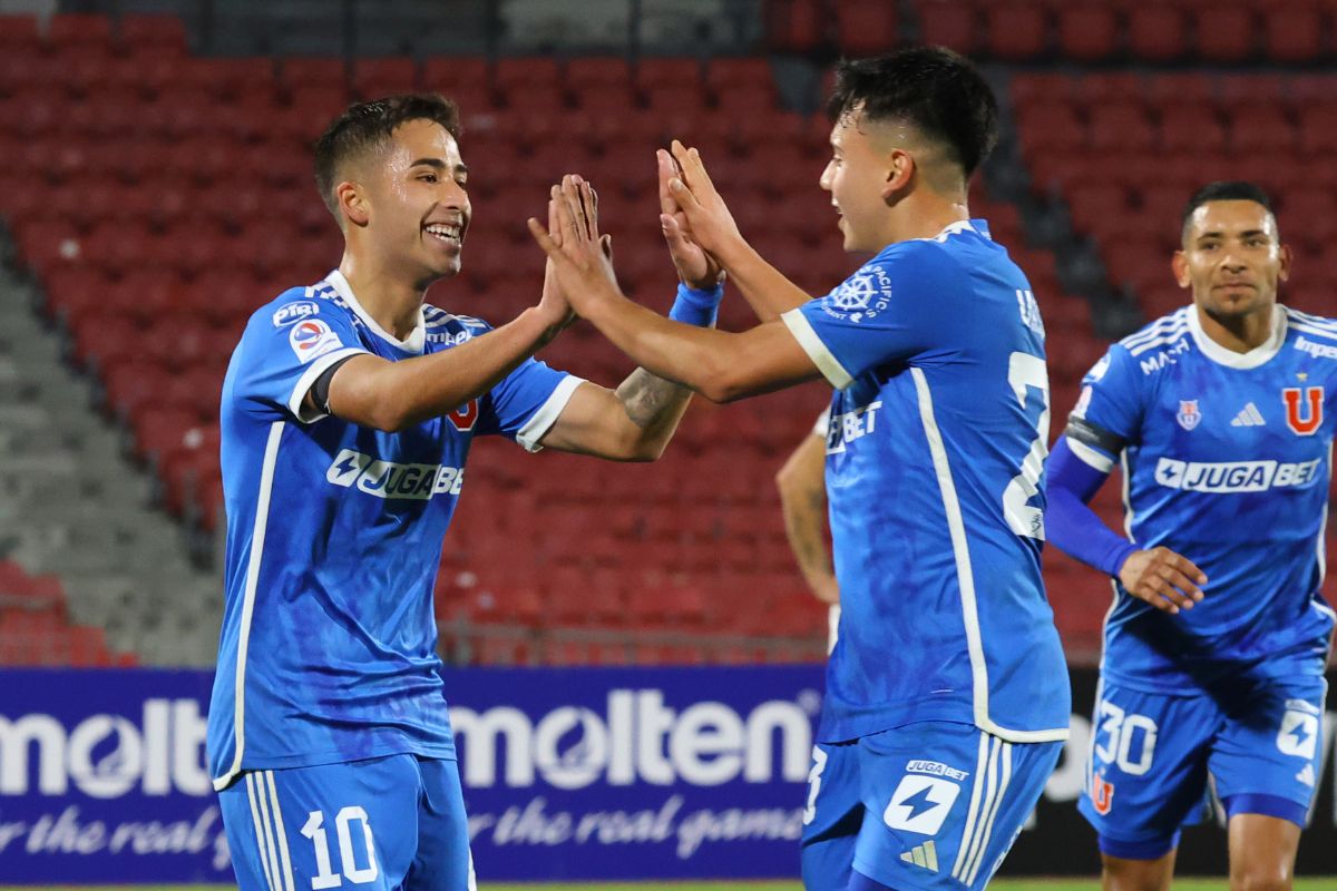 Hizo su debut profesional en Copa Chile y en la U están contentos con su rendimiento: "Se está mostrando más"