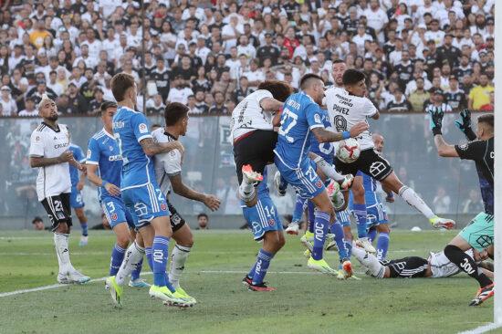 Futbol, Colo Colo vs Universidad de Chile El jugador de Colo Colo Esteban Pavez, izquierda, disputa el balon con Gabriel Castellon de Universidad de Chile durante el partido de primera division realizado en el estadio Monumental de Santiago, Chile. 10/03/2024 Pepe Alvujar/Photosport Football, Colo Colo vs Universidad de Chile 4nd turn, 2024 National Championship. Colo Colo’s player Esteban Pavez, left, vies for the ball against Gabriel Castellon of Universidad de Chile during the first division match held at the Monumental stadium in Santiago, Chile. 10/03/2024 Pepe Alvujar/Photosport