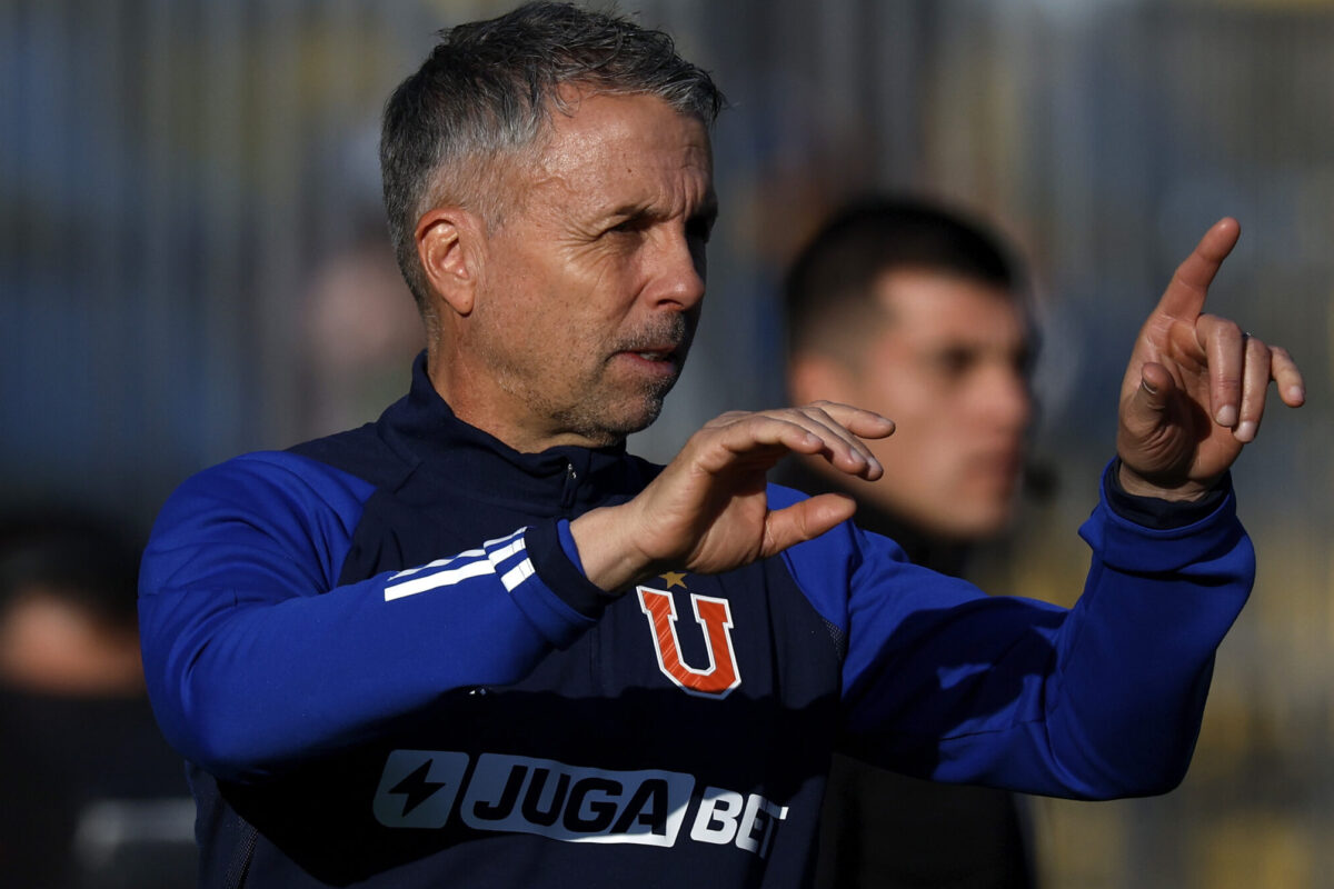 El técnico de Universidad de Chile, Gustavo Álvarez, en el partido frente a Everton.