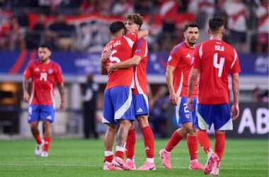 Es oficial: tras sonar en la U, confirman el equipo donde jugará pretendido defensor de la Selección Chilena