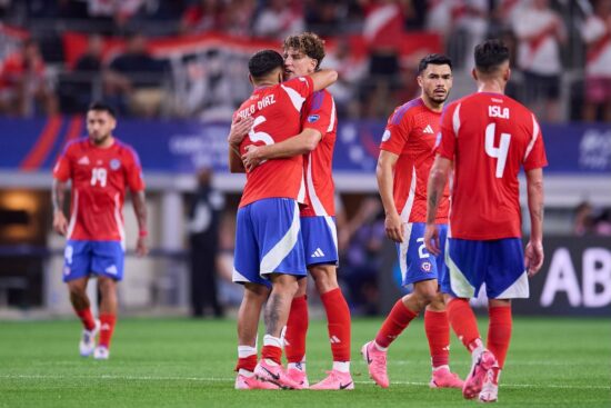 Es oficial: tras sonar en la U, confirman el equipo donde jugará pretendido defensor de la Selección Chilena