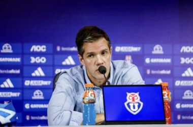 Michael Clark. en una conferencia de prensa en el Centro Deportivo Azul.