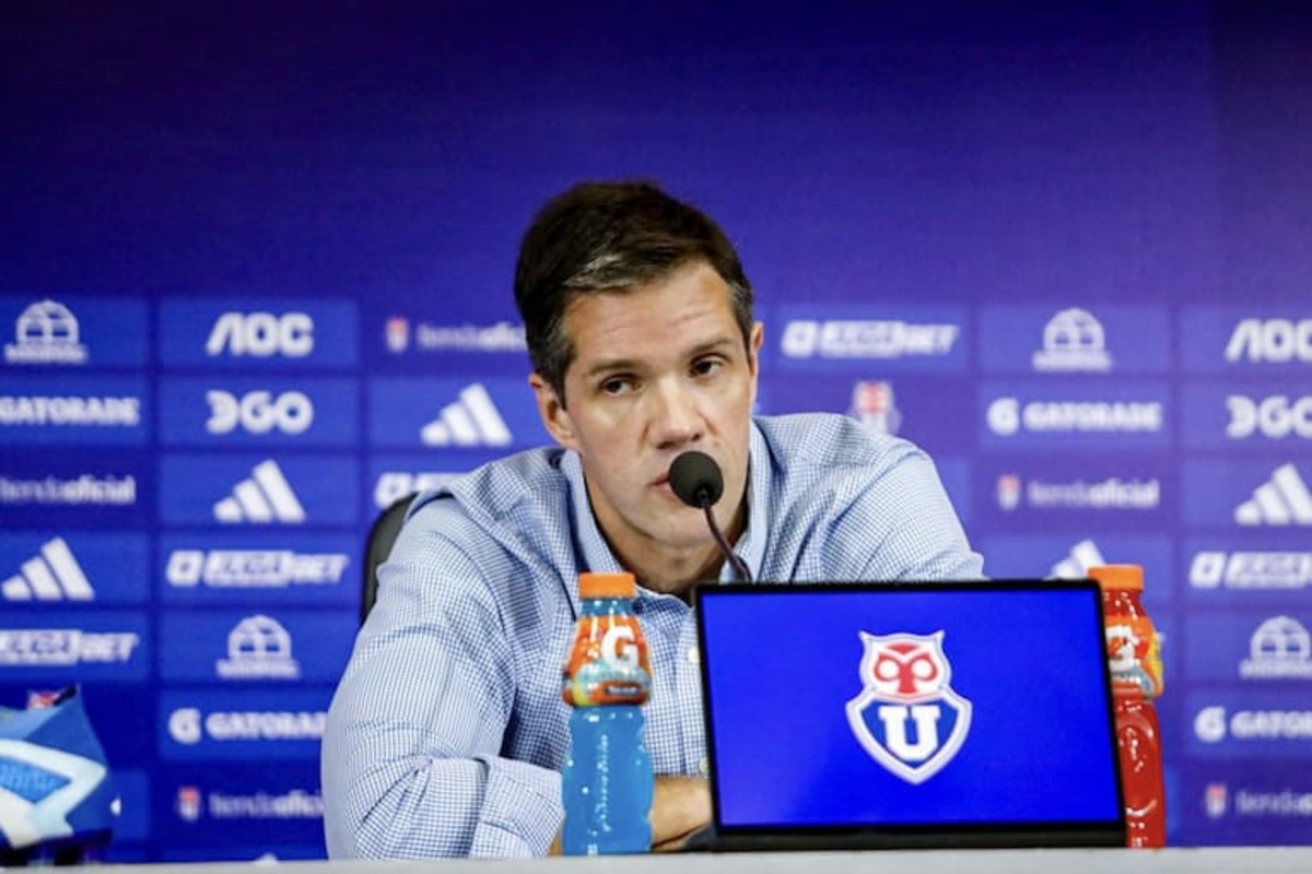 Michael Clark. en una conferencia de prensa en el Centro Deportivo Azul.