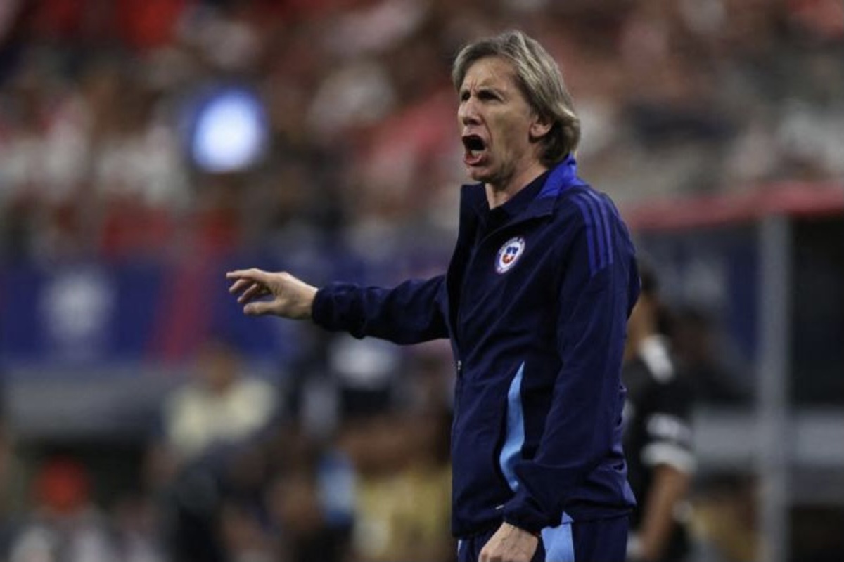 Ricardo Gareca dirigiendo a Chile.