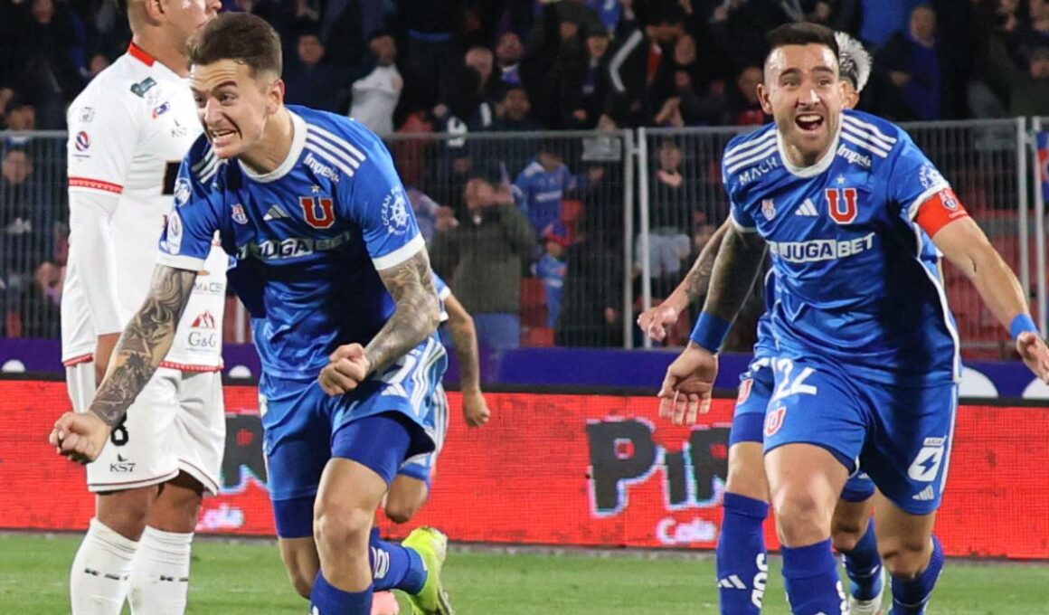 Primer plano a Franco Calderón y Matías Zaldivia celebrando un triunfo de Universidad de Chile.