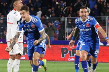 Primer plano a Franco Calderón y Matías Zaldivia celebrando un triunfo de Universidad de Chile.