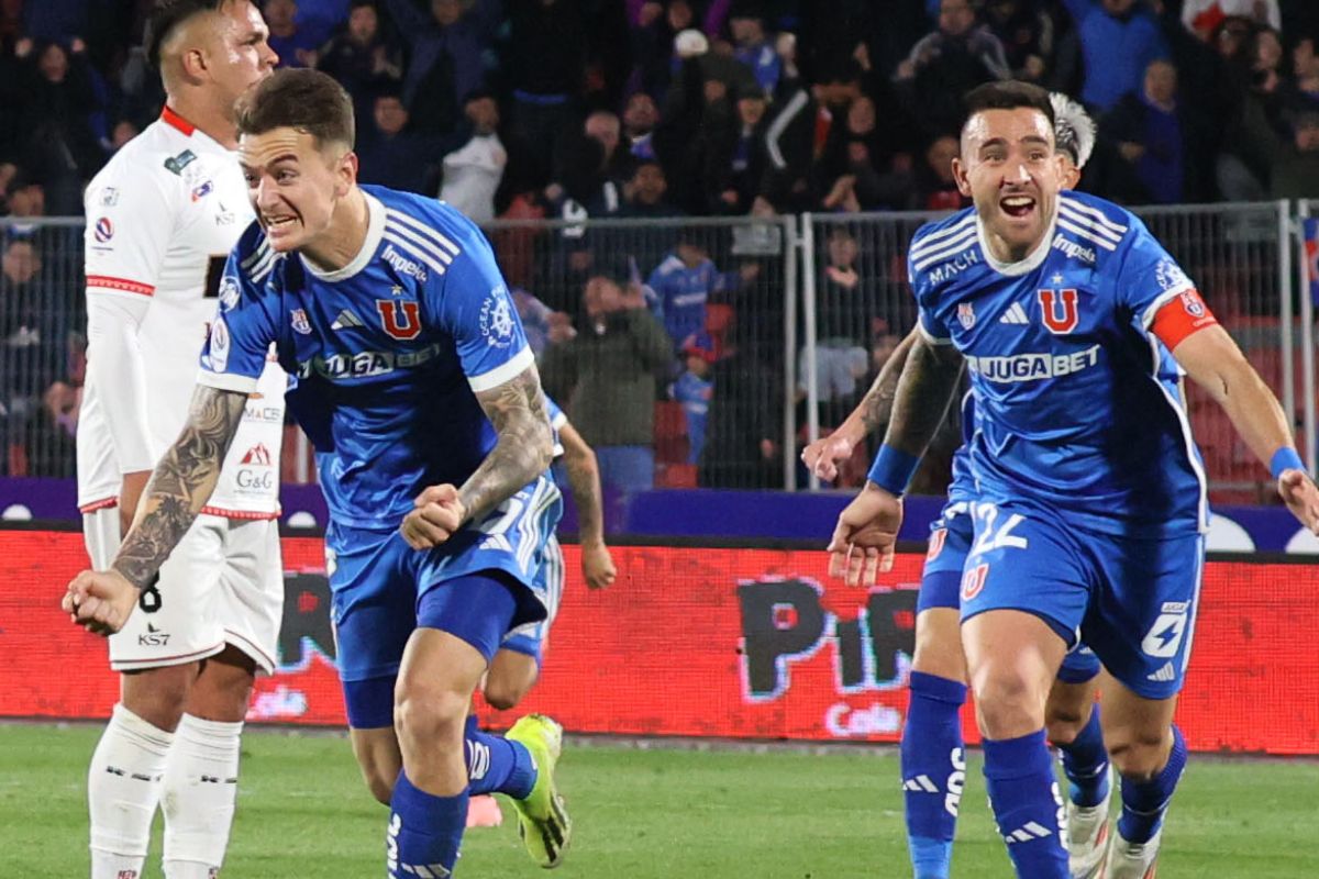 Primer plano a Franco Calderón y Matías Zaldivia celebrando un triunfo de Universidad de Chile.