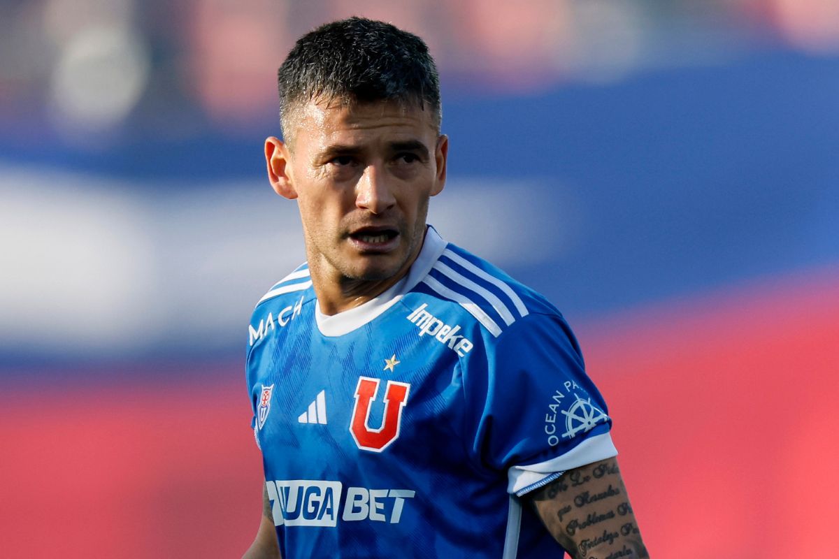 Charles Aránguiz con la camiseta de Universidad de Chile - Marcelo Morales Créditos de la foto Agencia Aton (1)