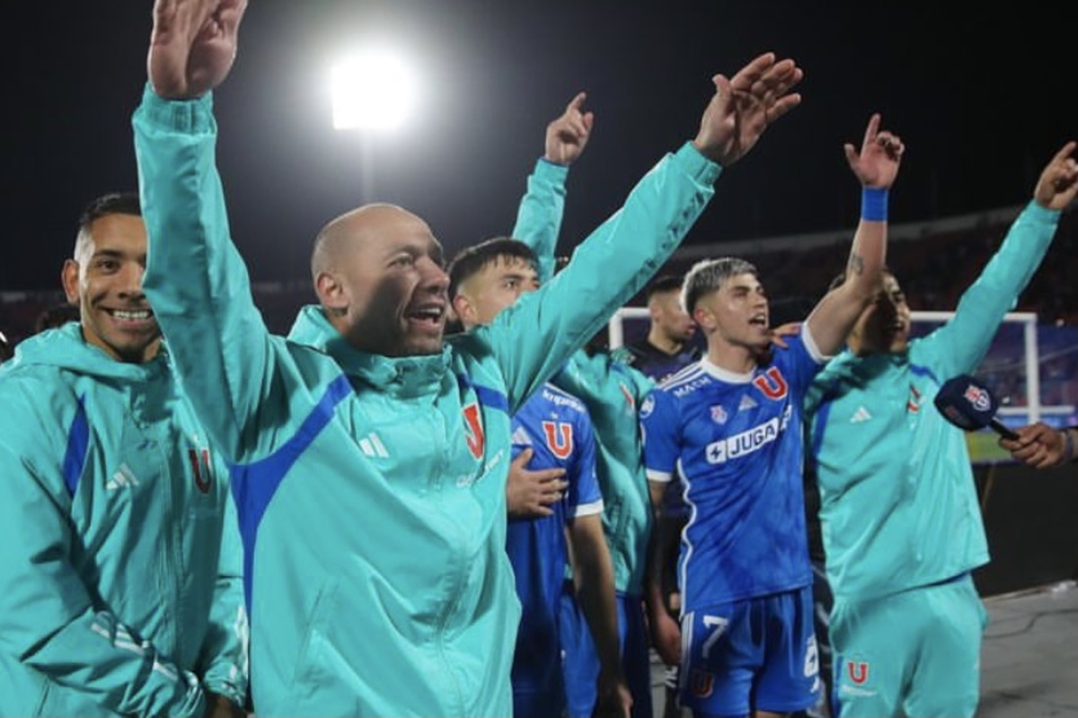 Jugadores de la U celebrando el triunfo ante Cobreloa.