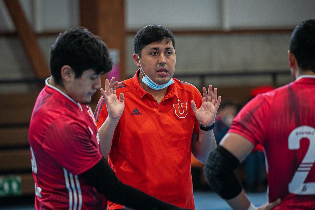 Viene de ser tricampeón nacional, ya tuvo un paso por la U y será nuevo DT de las Leonas del Futsal